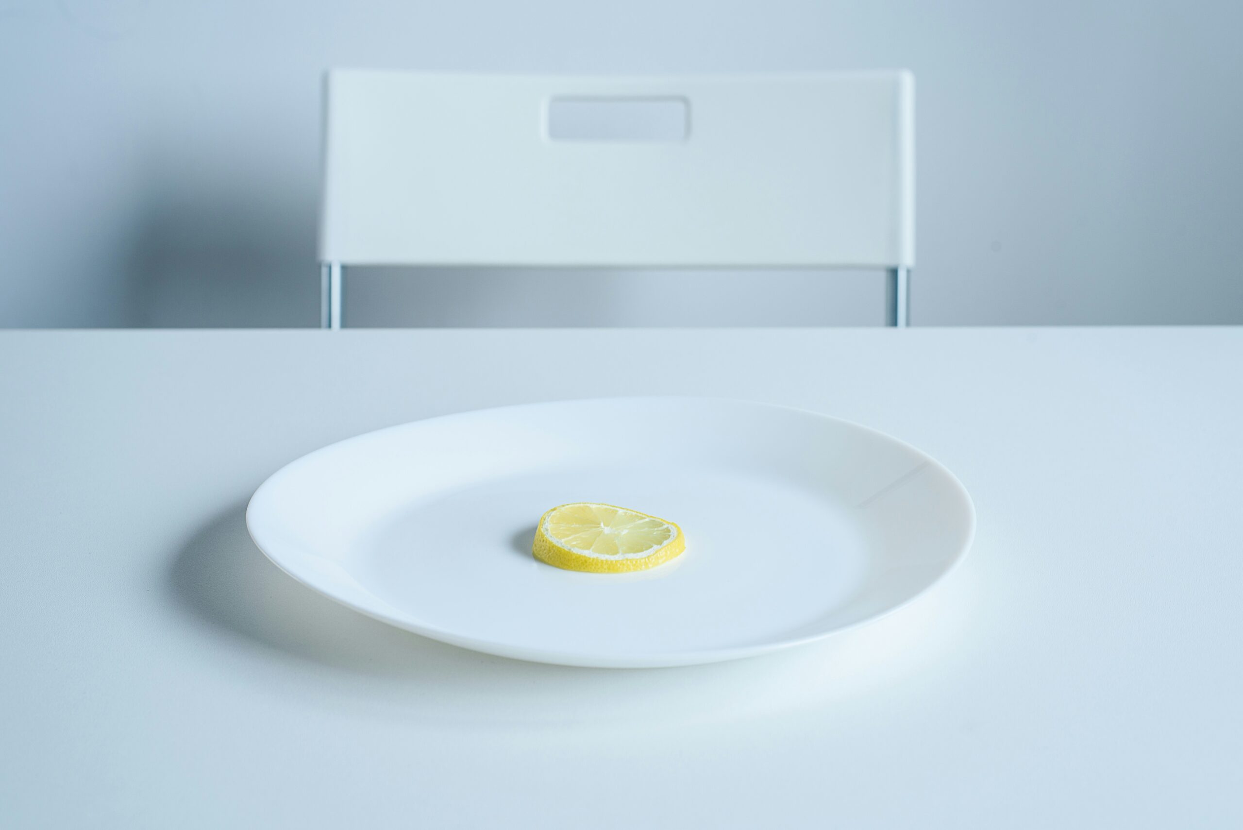 white plate with lemon that represents fasting, intermittment fasting and weight loss
